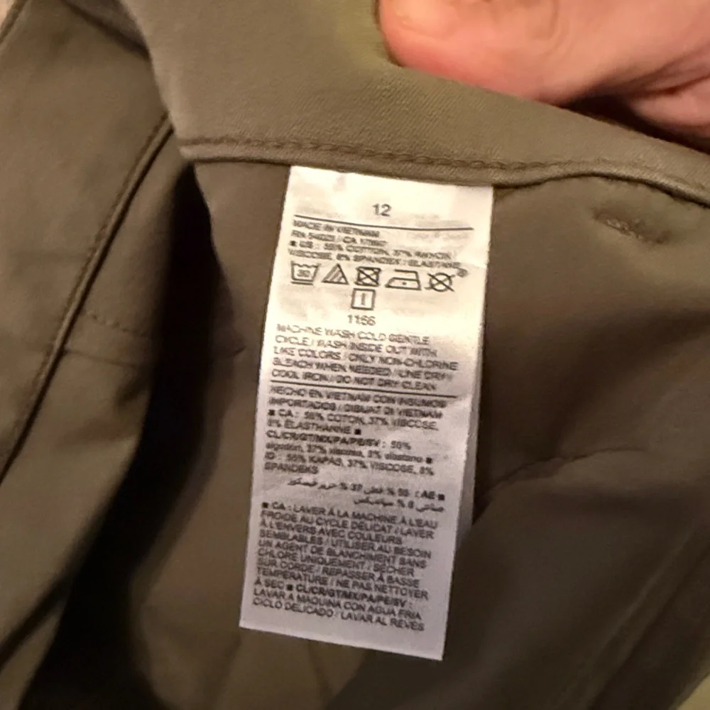 Old Navy High rise pixie‎ chinos in olive. NWT. Retail 59